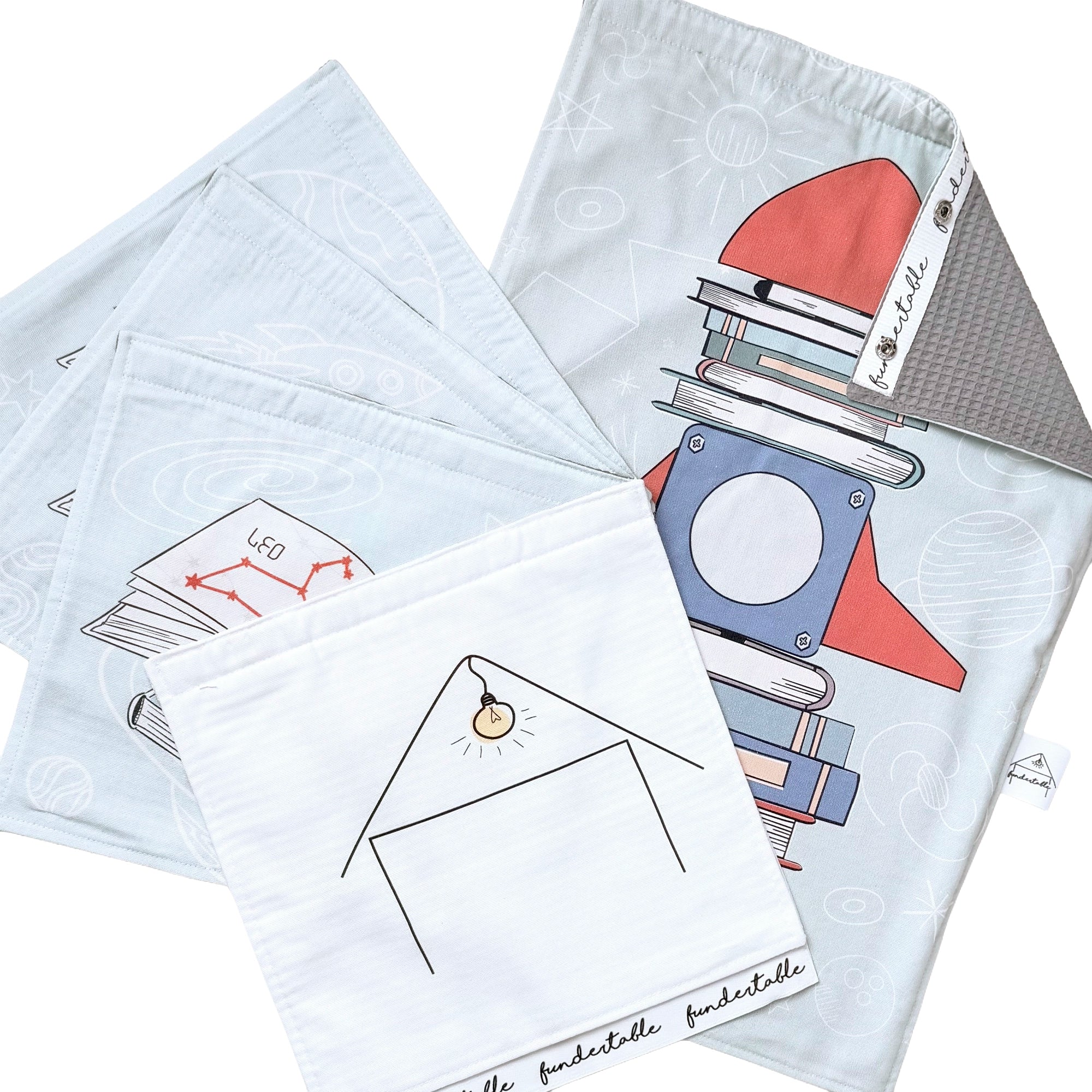 Fundertable Spielset mit Weltraum-Motiv, Rakete aus Büchern, Sternbildern und minimalistischem Haus in sanften Blautönen