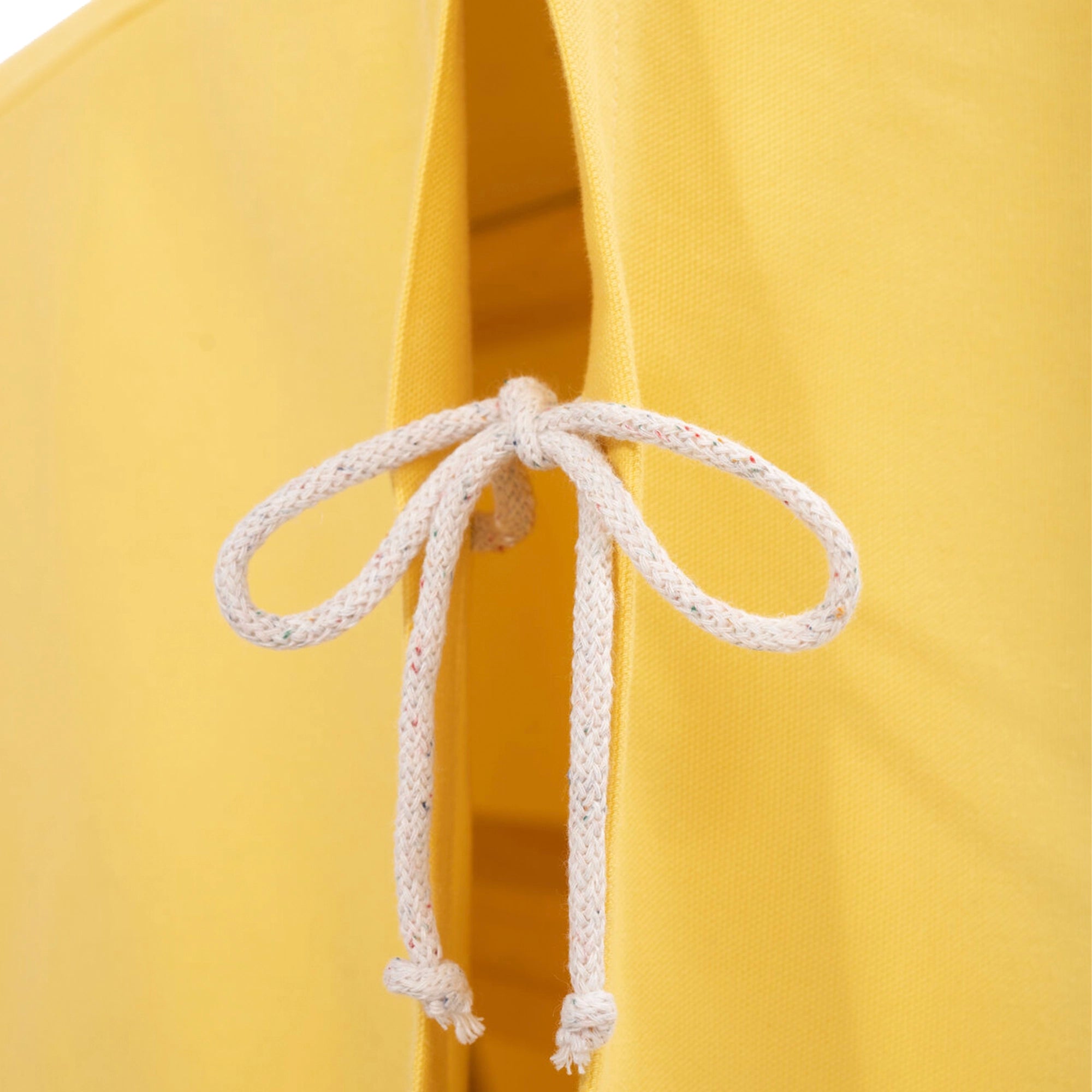Detail der Fundertable Stoffverbindung in Gelb mit Kordelverschluss