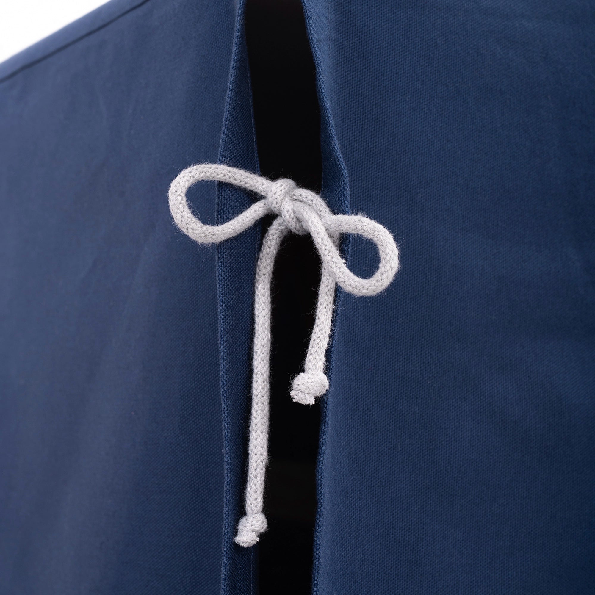 Detail der Fundertable Stoffverbindung in Blau mit Kordelverschluss