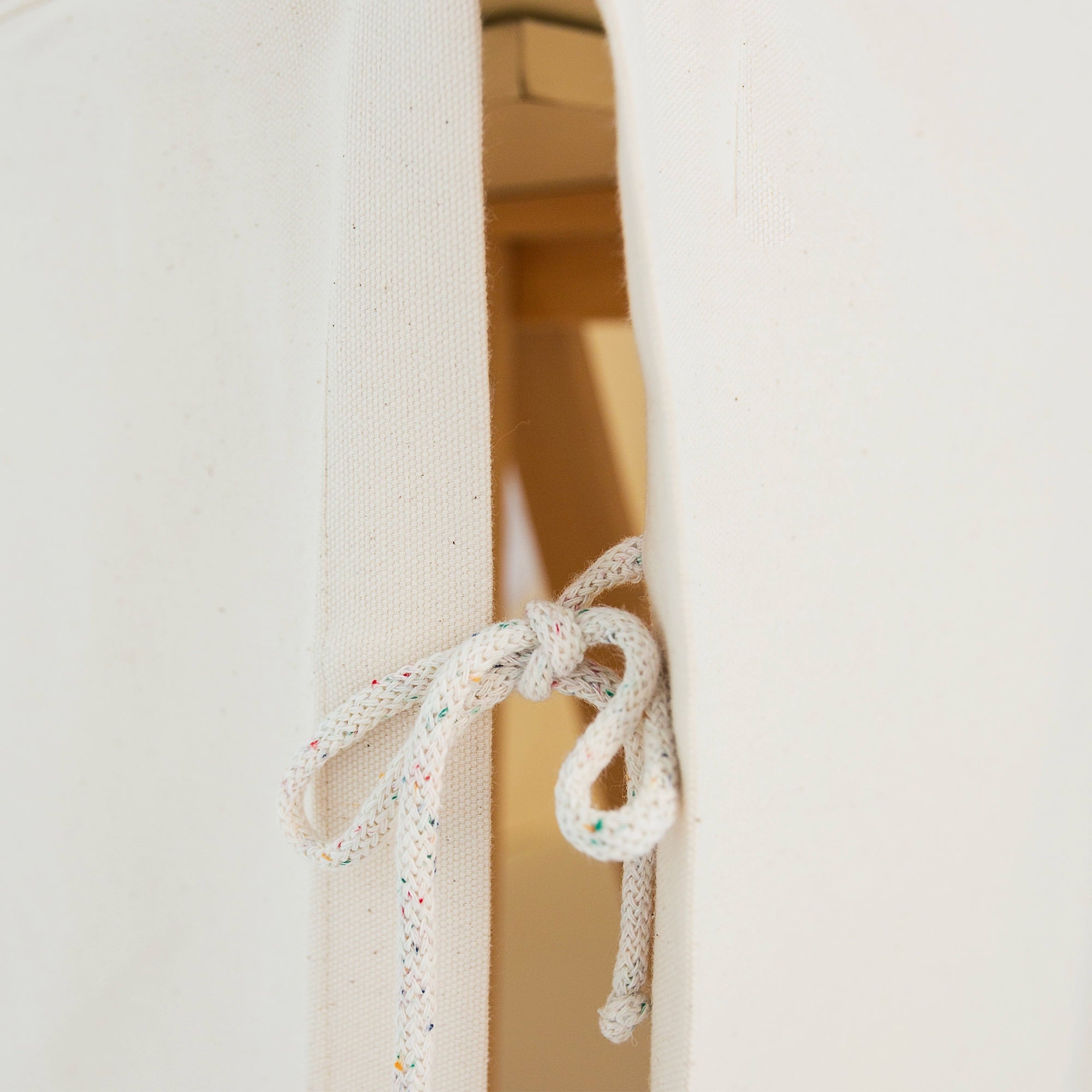 Einfach öffnen, einfach schließen – die Fundertable Kordelverbindung hält alles zusammen, ohne den Spielraum einzuschränken