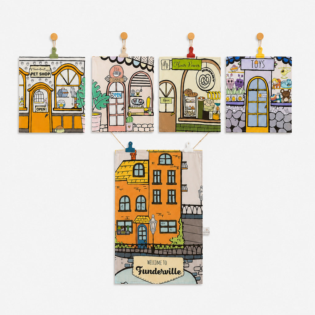 Fundertable Fenster- und Türklappen Set „Funderville“ mit fünf wechselbaren Stoffklappen. Enthält Tierhandlung, Café, Bäckerei, Spielwarenladen und Türklappe im Stadt-Design.