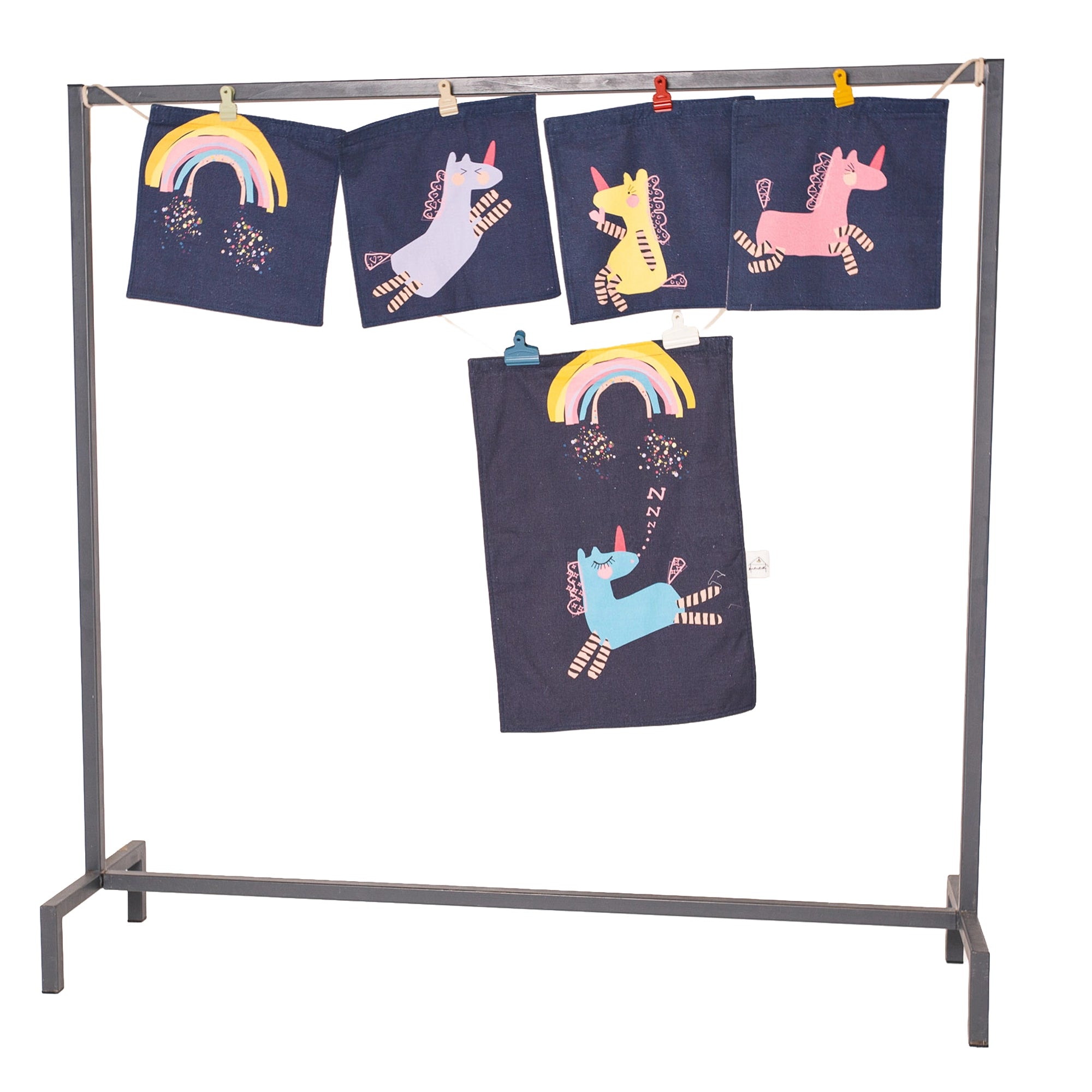 Fundertable Fensterklappen und Türklappe im Einhorn-Design mit Regenbogen und Einhörnern auf dunklem Stoff